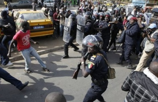 affrntements entre policier et marchants ambulants