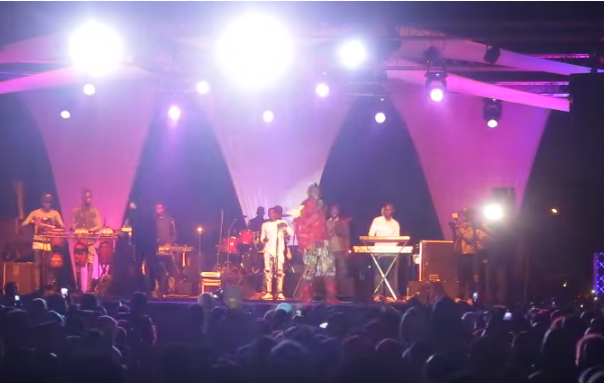 Chute spectaculaire de Ouzin Keita au concert de Assane Ndiaye