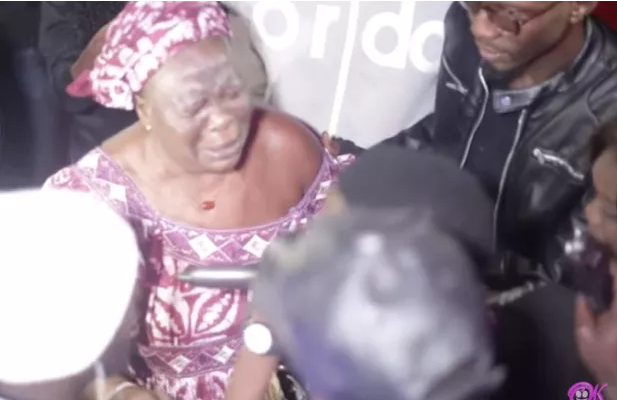 Une vieille dame interrompt Sidy Diop en plein concert
